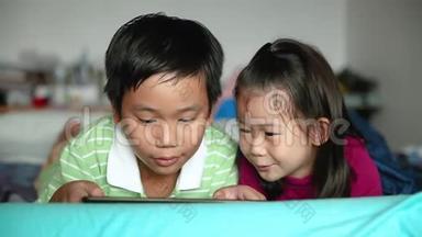 亚洲<strong>儿童</strong>使用数字平板<strong>电</strong>脑。 <strong>电子</strong>学习概念。